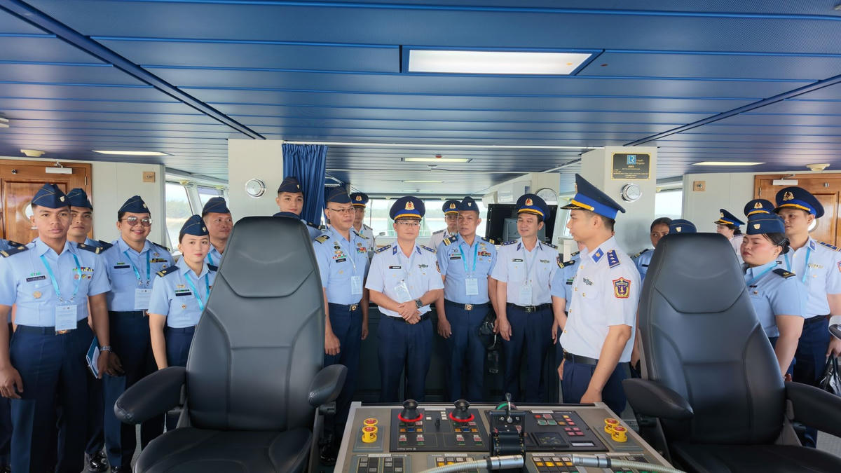 Đoàn sĩ quan trẻ Cảnh sát biển Việt Nam và Lực lượng Bảo vệ bờ biển Philippines tham quan Tàu CSB 8002. Ảnh: CBS.