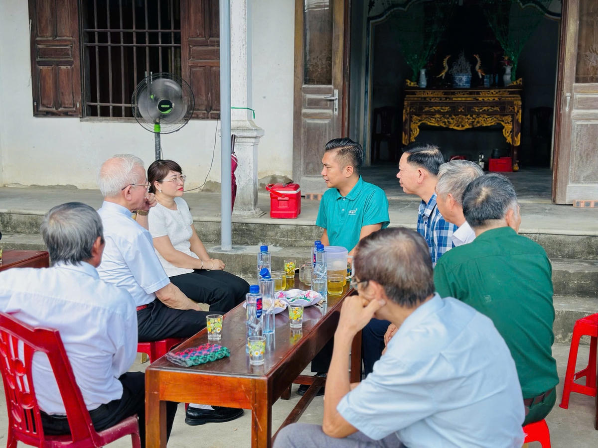 Đại diện Ủy ban Đoàn kết Công giáo Việt Nam, chính quyền địa phương và Hoàng Gia Phát Group trao đổi chia sẻ với thân nhân gia đình liệt sĩ. Ảnh: QQ