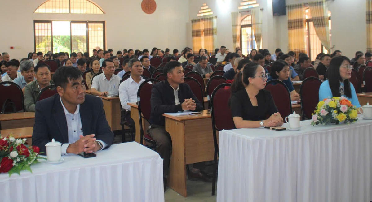 Các đại biểu tham dự lễ khai giảng.