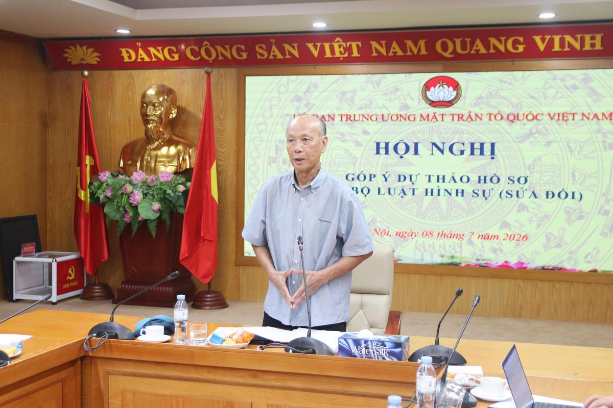 GS.TS Trần Ngọc Đường - Ủy viên Đoàn Chủ tịch, Chủ nhiệm Hội đồng tư vấn về Dân chủ và Pháp luật UBTƯ MTTQ Việt Nam phát biểu tại Hội nghị.