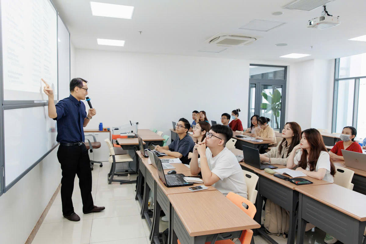 Ngoài ngưỡng đầu vào chung, một số chương trình đào tạo có thể áp dụng thêm các điều kiện khác. Ảnh: T.K