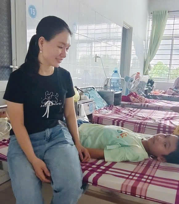 Chị Hân chăm sóc bé Phúc nằm viện tại Bệnh viện Sản - Nhi Hậu Giang. Ảnh: NT