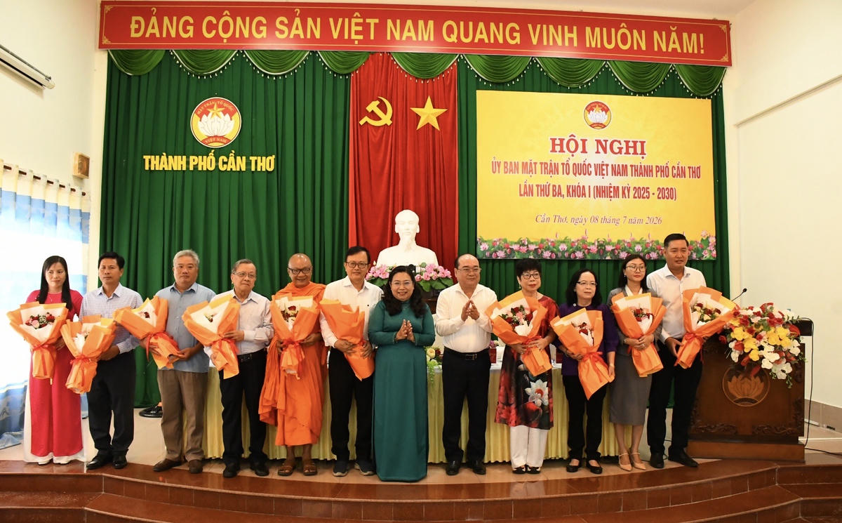 Bà Hồ Thị Cẩm Đào, Chủ tịch Ủy ban MTTQ Việt Nam TP Cần Thơ và ông Trần Văn Chính, Phó Chủ tịch Thường trực Ủy ban MTTQ Việt Nam TP Cần Thơ tặng hoa chúc mừng các tân Ủy viên Ủy ban MTTQ Việt Nam TP khóa I, nhiệm kỳ 2025-2030. Ảnh HT