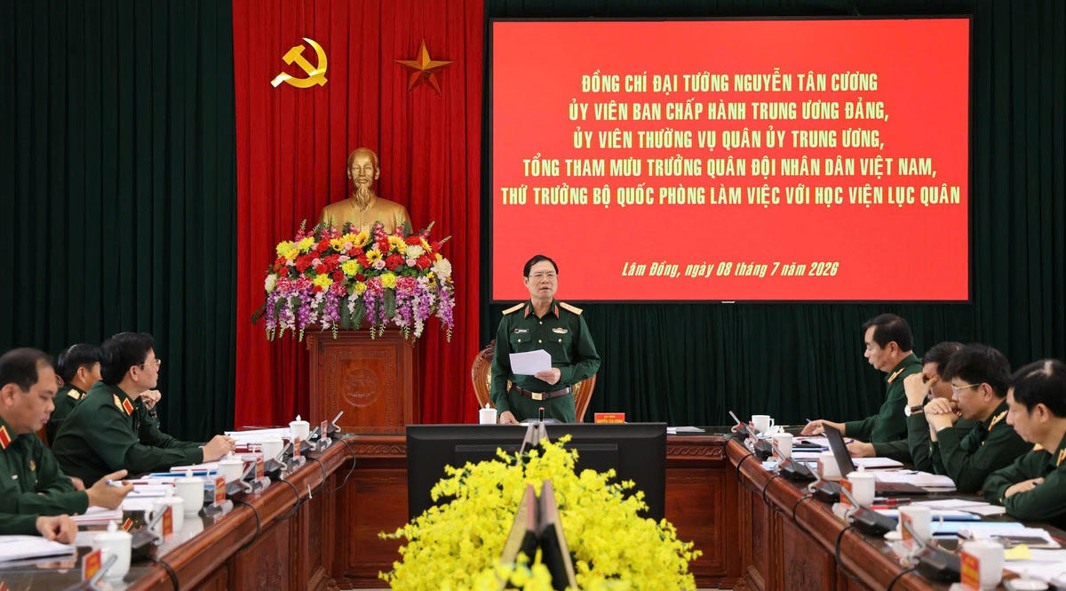 Đại tướng Nguyễn Tân Cương làm việc tại Học viện Lục quân. 