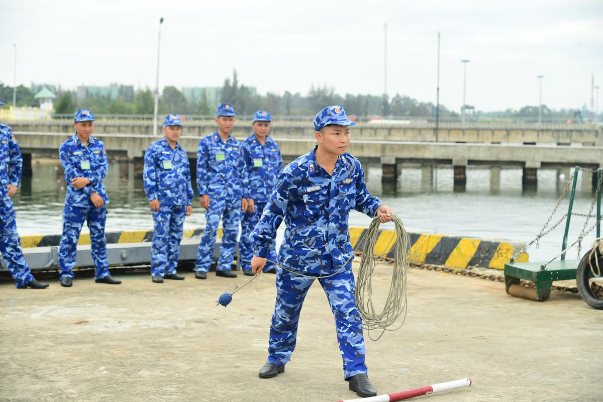 Các thí sinh thực hành phần thi: Thu, rải vòi rồng và làm dây buộc tàu. Ảnh: CS.