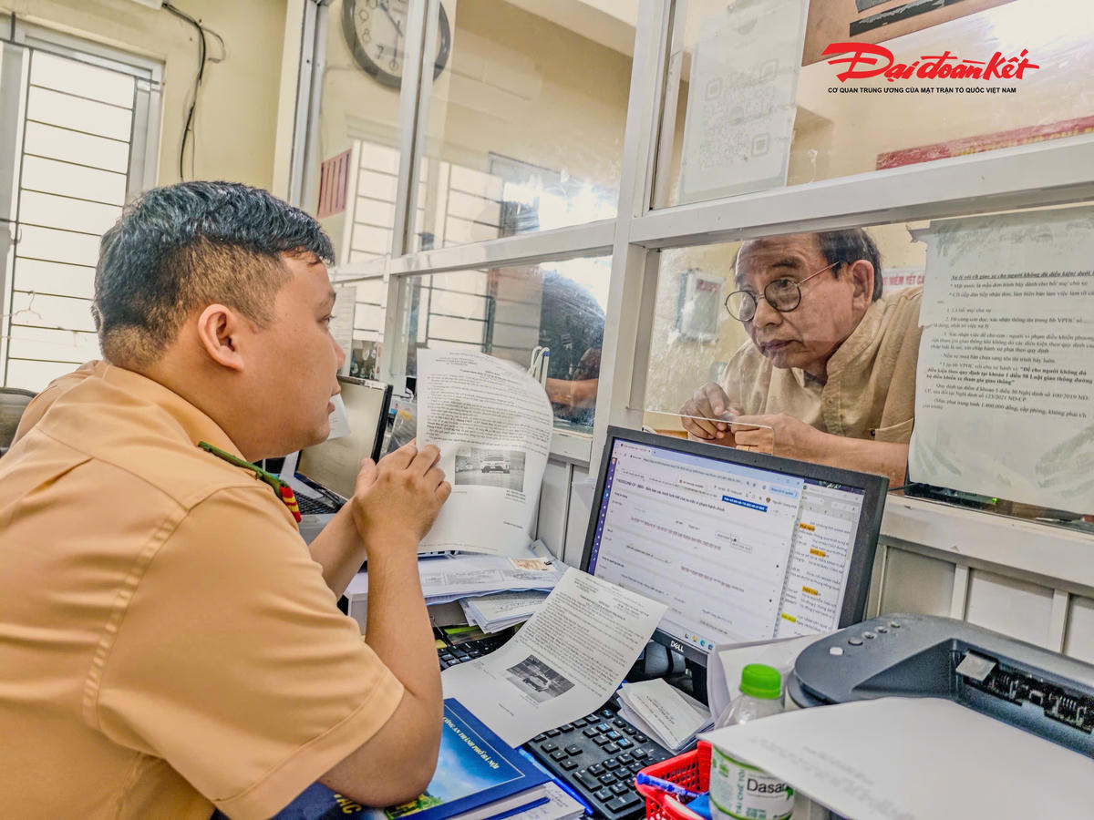 Cán bộ xử lý hướng dẫn người dân tra cứu, xử lý phạt nguội.