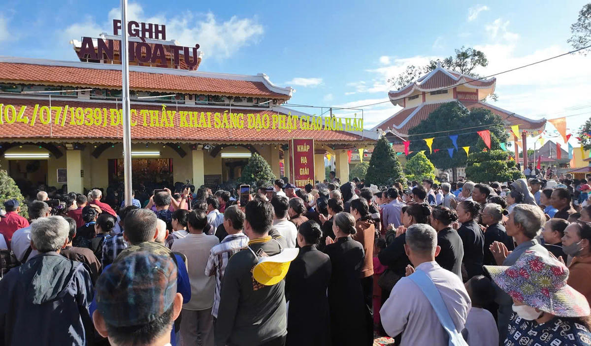 Bà con hành hương về An Hòa Tự trong không khí tràn đầy hạnh lạc của mùa Đại lễ Khai đạo 