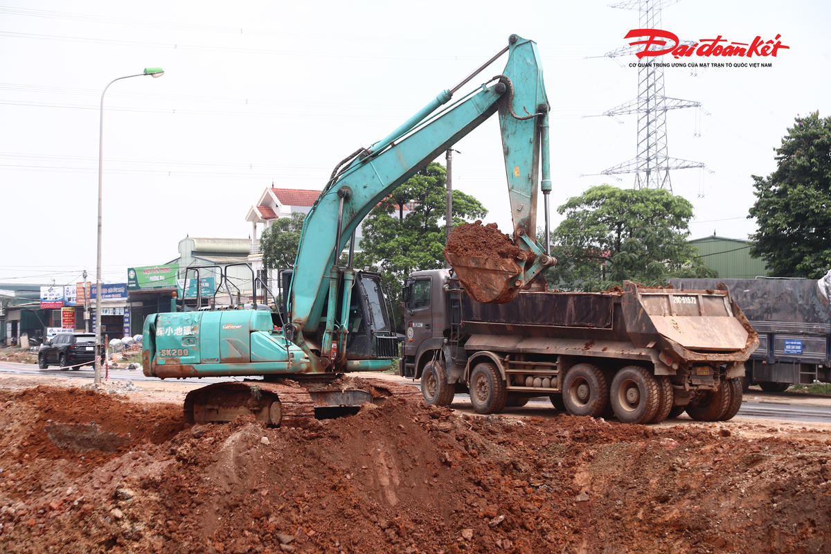 Ông Chính cho rằng, với một dự án hạ tầng quy mô lớn thi công trên tuyến đường đang khai thác và đi qua khu dân cư đông đúc, quá trình thi công khó tránh khỏi những thời điểm phát sinh bất cập. Nhà thầu sẽ tiếp tục rà soát hiện trường, kịp thời khắc phục các tồn tại, tăng cường rào chắn, biển báo và các biện pháp cảnh báo nhằm bảo đảm an toàn cho người dân trong suốt quá trình thi công.