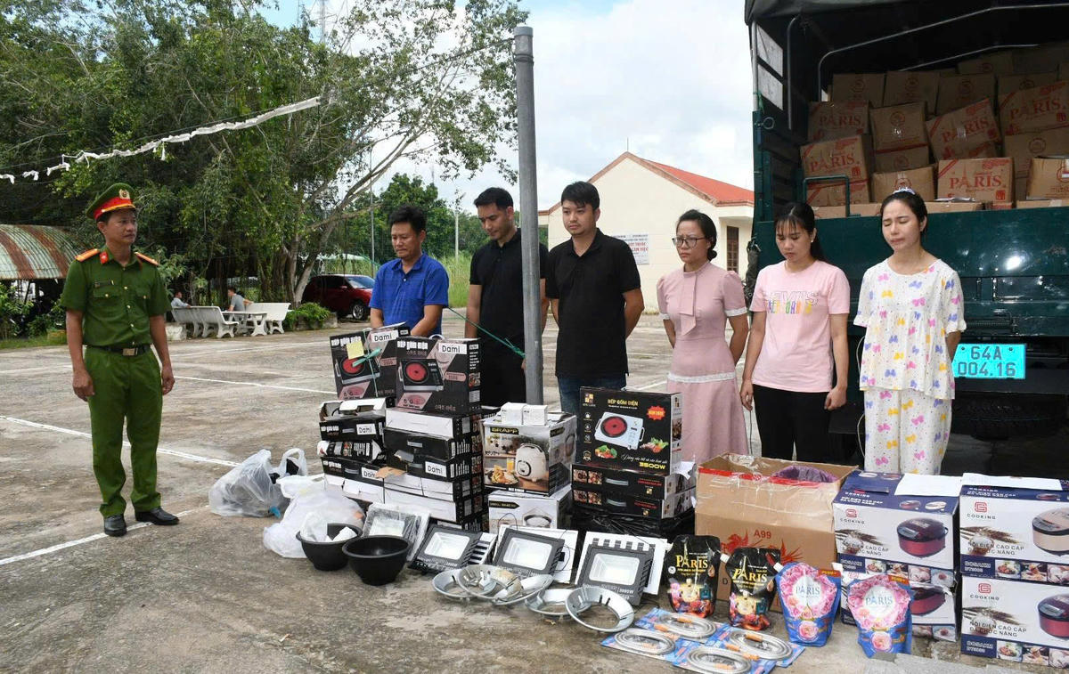 Triệt phá băng nhóm 'tuồn' 10.000 sản phẩm gia dụng 'dỏm' về lừa bán ở nhiều vùng nông thôn phía Nam