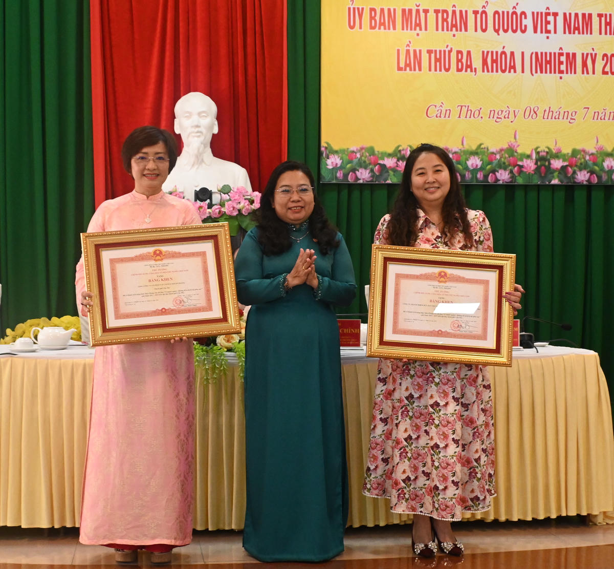 Bà Hồ Thị Cẩm Đào, Phó Bí thư Thành ủy, Chủ tịch Ủy ban MTTQ Việt Nam TP Cần Thơ thừa ủy quyền trao Bằng khen của Thủ tướng Chính phủ cho 2 tập thể “Đã có thành tích trong thực hiện Phong trào thi đua “Vì người nghèo - Không để ai bị bỏ lại phía sau” giai đoạn 2021-2025 trên địa bàn TP Cần Thơ”. Ảnh Hồng Thắm