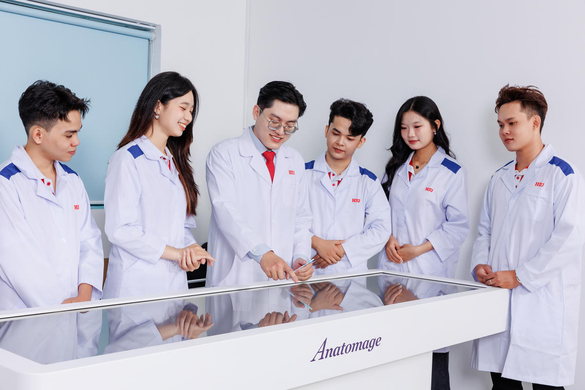 Sinh viên Y khoa Trường Đại học Quốc tế Hồng Bàng thực hành tại phòng mô phỏng.