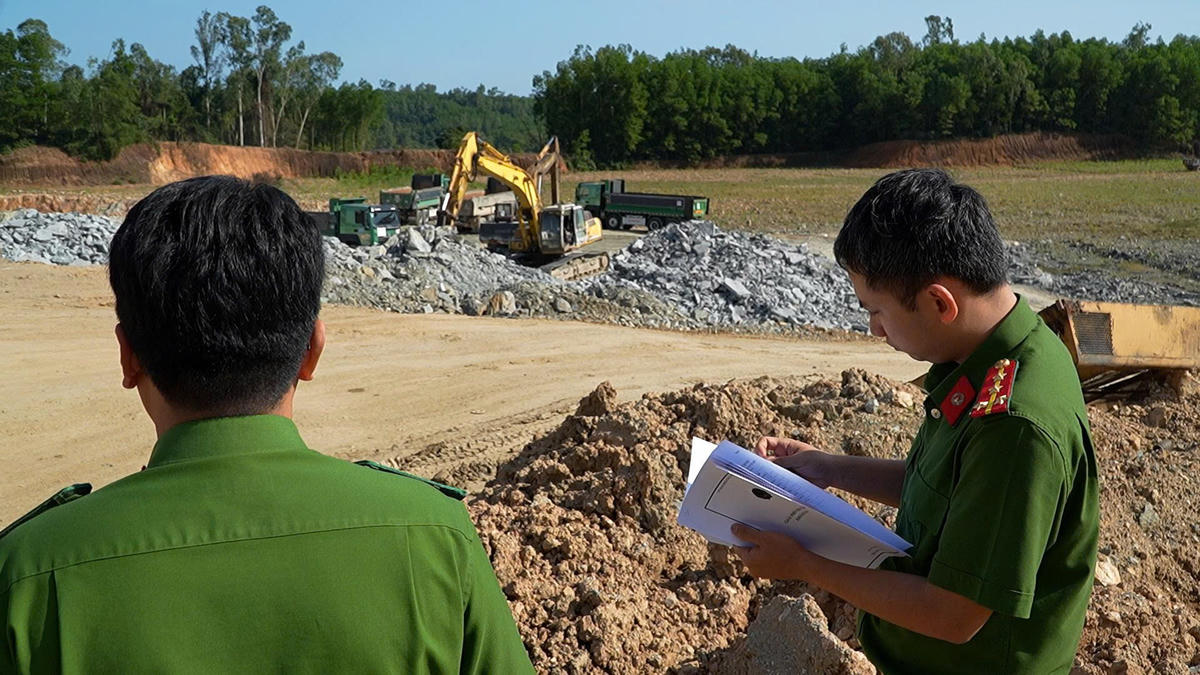 Lực lượng Công an tỉnh Quảng Ngãi kiểm tra khu vực tại Mỏ đất núi Lệ Thủy, xã Tịnh Khê. Ảnh: CV.