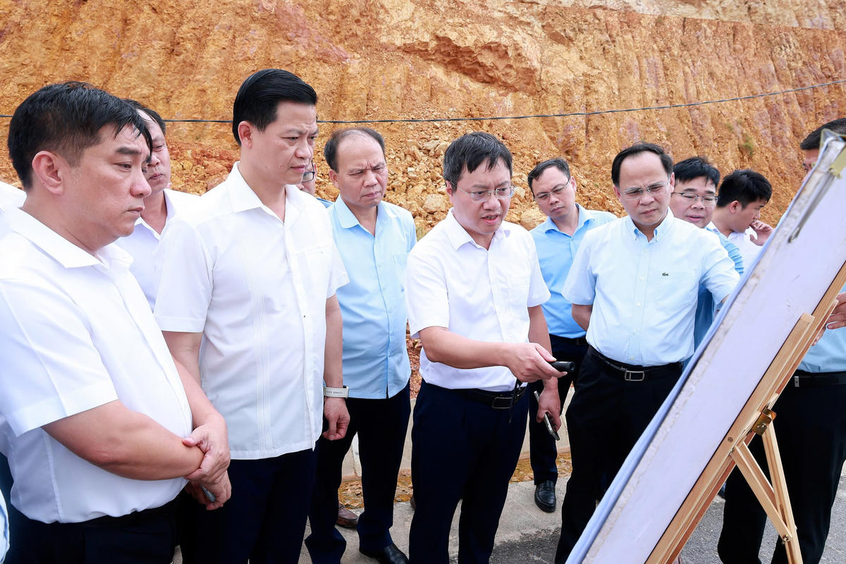 Chủ tịch UBND tỉnh Thái Nguyên Vương Quốc Tuấn và đoàn công tác khảo sát trực tiếp tại hiện trường. Ảnh: TNGOP.