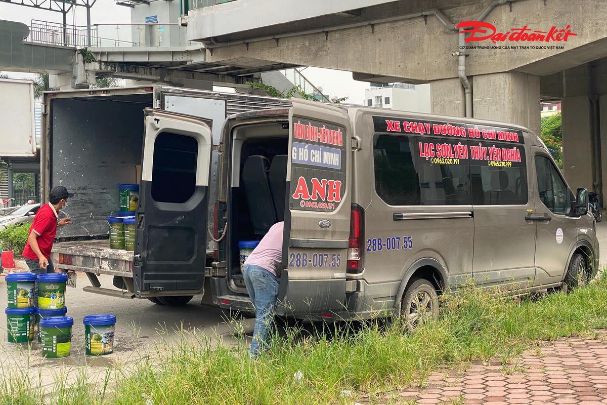 Từng thùng hàng liên tục được chất đầy vào cốp xe Hải Anh.