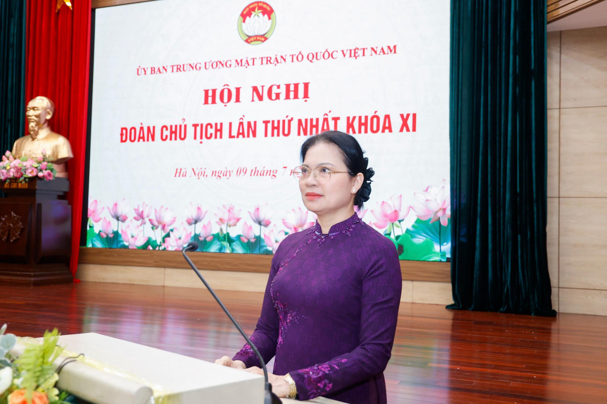 Ủy viên Trung ương Đảng, Phó Chủ tịch - Tổng Thư ký UBTƯ MTTQ Việt Nam Hà Thị Nga trình bày Tờ trình xin ý kiến về dự thảo Quy chế hoạt động của Ủy ban, Đoàn Chủ tịch, Ban Thường trực UBTƯ MTTQ Việt Nam khoá XI. Ảnh: Quang Vinh.