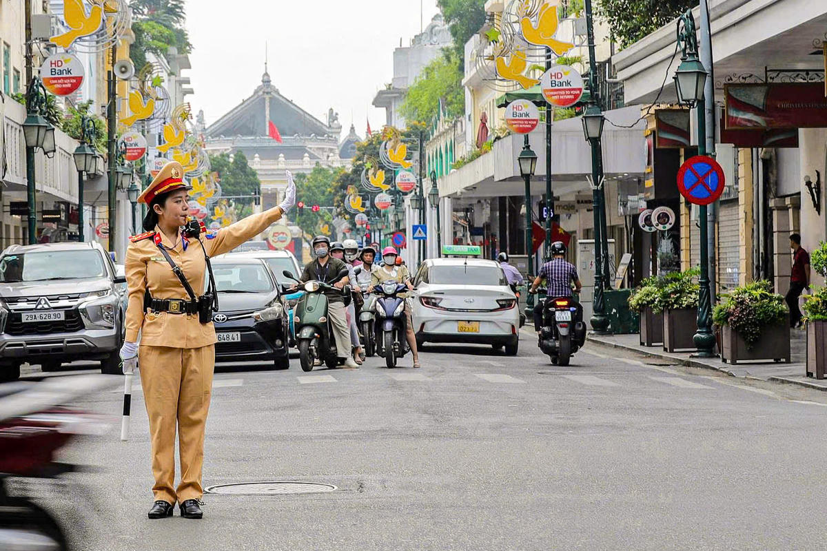 Lực lượng CSGT Hà Nội sẽ phân luồng, điều tiết giao thông tại khu vực Trung tâm Hội nghị Quốc gia và các tuyến đường lân cận trong ngày 11/7 để phục vụ Lễ kỷ niệm 80 năm Ngày truyền thống lực lượng An ninh nhân dân.