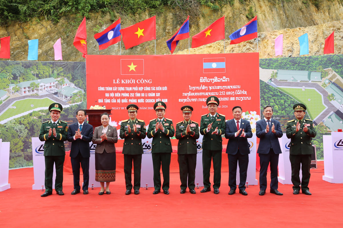  Đại tướng Phan Văn Giang và Đại tướng Khamliang Outhakaysone cùng đại biểu hai nước tại lễ khởi công xây dựng công trình. Ảnh: Nam Trần