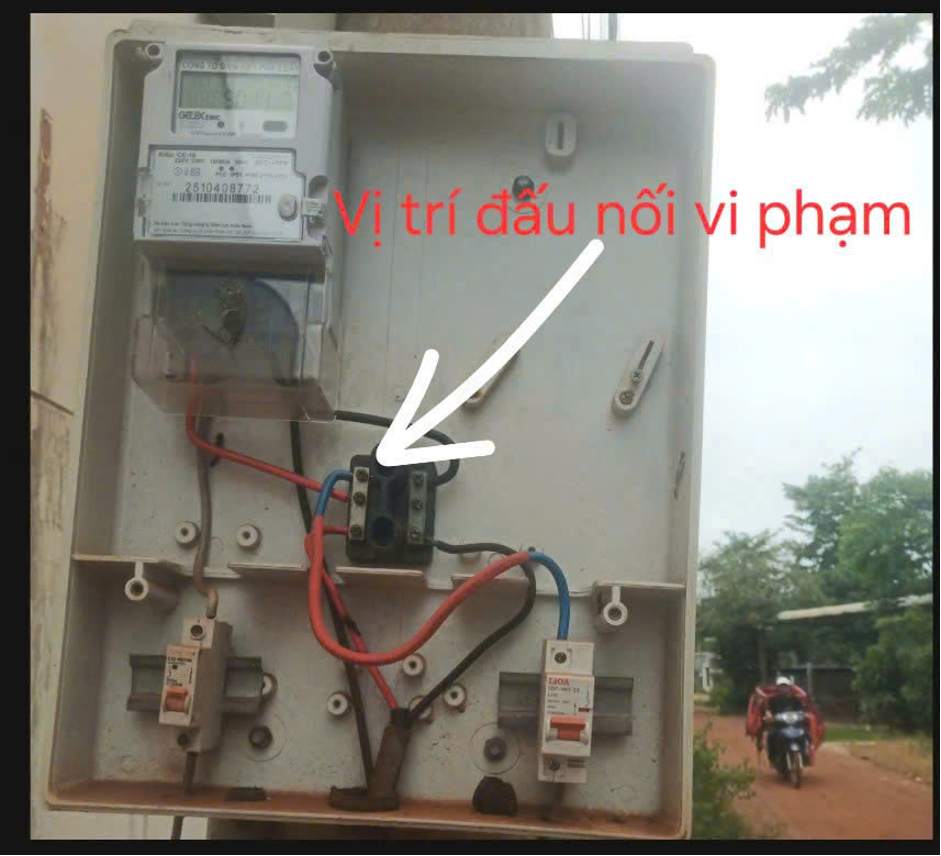 Hành vi câu móc sử dụng điện bất hợp pháp đối với công tơ điện lắp ngoài trụ điện.