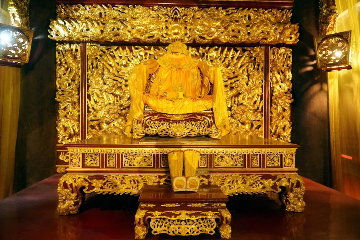 Ngai vua ngay giữa chính điện được dát vàng hoàn toàn. Ảnh: Đình Minh