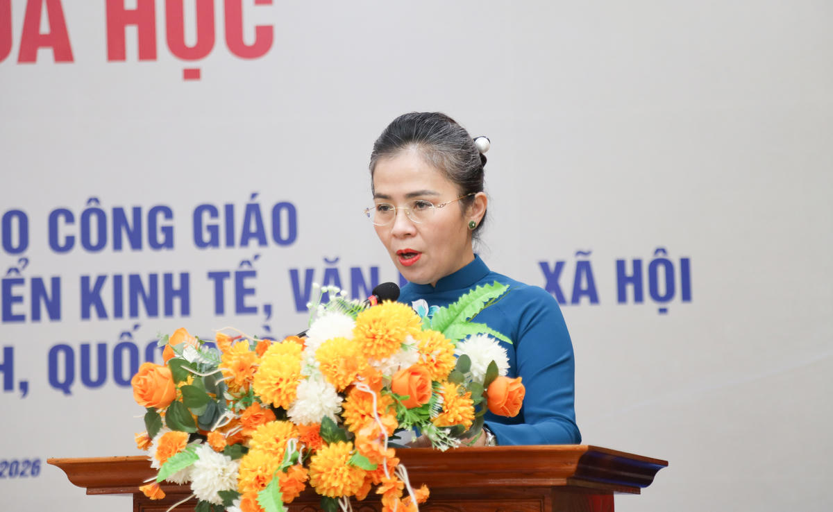 Bà Võ Thị Minh Sinh - Phó Bí thư Tỉnh ủy, Chủ tịch Ủy ban MTTQ tỉnh Nghệ An phát biểu tại Hội thảo. Ảnh: Điền Bắc