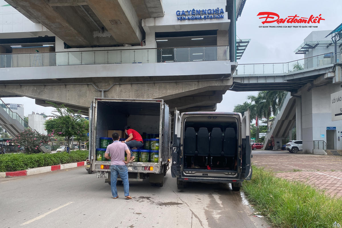 Xe khách dừng đón khách trước cổng Bến xe Yên Nghĩa, tiềm ẩn nguy cơ mất an toàn