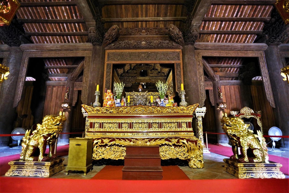 Từ các vật dụng đến linh vật trong khu di tích đều được phủ vàng﻿ lên bề mặt, tạo nên công trình độc đáo nhất ở xứ Thanh. Ảnh: Đình Minh