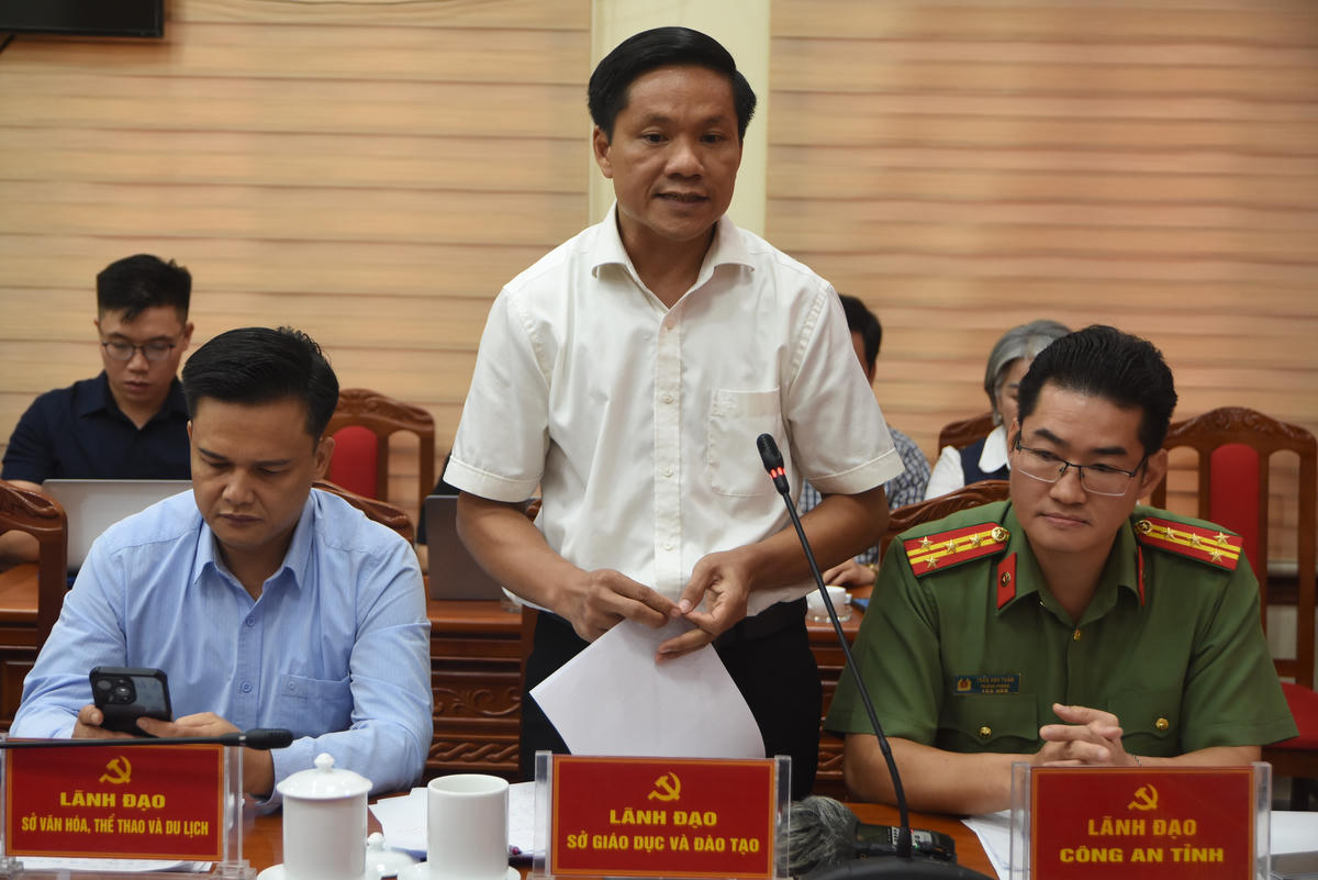 Ông Hoàng Minh Cảnh - Phó Giám đốc Sở GDĐT tỉnh Tuyên Quang thông tin về Kỳ thi tốt nghiệp THPT năm 2026 tại Họp báo. 