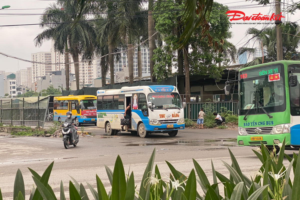 Theo ghi nhận của PV Báo Đại đoàn kết trong các ngày 8-9/7, tình trạng này diễn ra vào nhiều khung giờ trong ngày. Chỉ trong thời gian ngắn quan sát, hàng loạt xe khách của các nhà xe như Hà Hải, Thu Bằng, Thành Công, Hải Anh, Phúc Thịnh... liên tục tấp vào sát làn đường, bật đèn cảnh báo rồi cho hành khách lên xuống ngay giữa dòng phương tiện đang lưu thông.