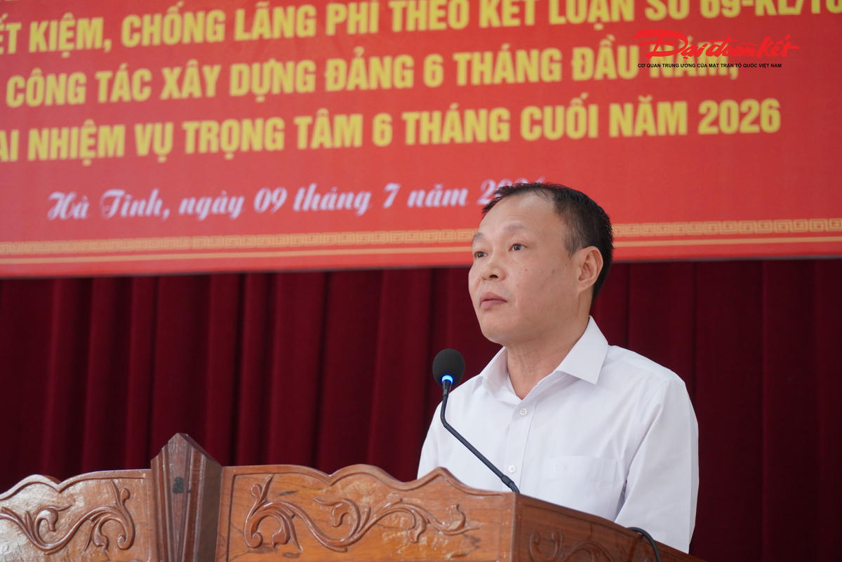 Phó Bí thư Đảng ủy - Phó Chủ tịch Thường trực Ủy ban MTTQ Việt Nam tỉnh Hà Tĩnh Thái Ngọc Hải phát biểu đề dẫn chuyên đề sinh hoạt. Ảnh: HN.