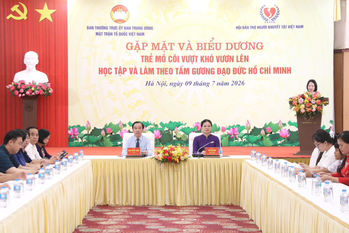 Phó Chủ tịch - Tổng Thư ký UBTƯ MTTQ Việt Nam Hà Thị Nga và Chủ tịch Hội Bảo trợ người khuyết tật Việt Nam Ngô Sách Thực chủ trì buổi gặp mặt. Ảnh: Tiến Đạt.