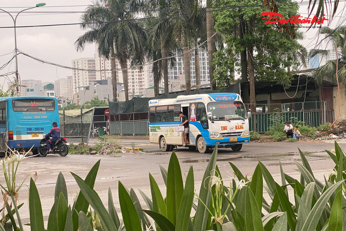 Liên quan đến tình trạng trên, trao đổi với phóng viên Báo Đại Đoàn Kết, Trung tá Vũ Quang Tú, Đội trưởng Đội Cảnh sát giao thông số 10, cho biết đơn vị sẽ kiểm tra ngay sau khi tiếp nhận thông tin phản ánh.