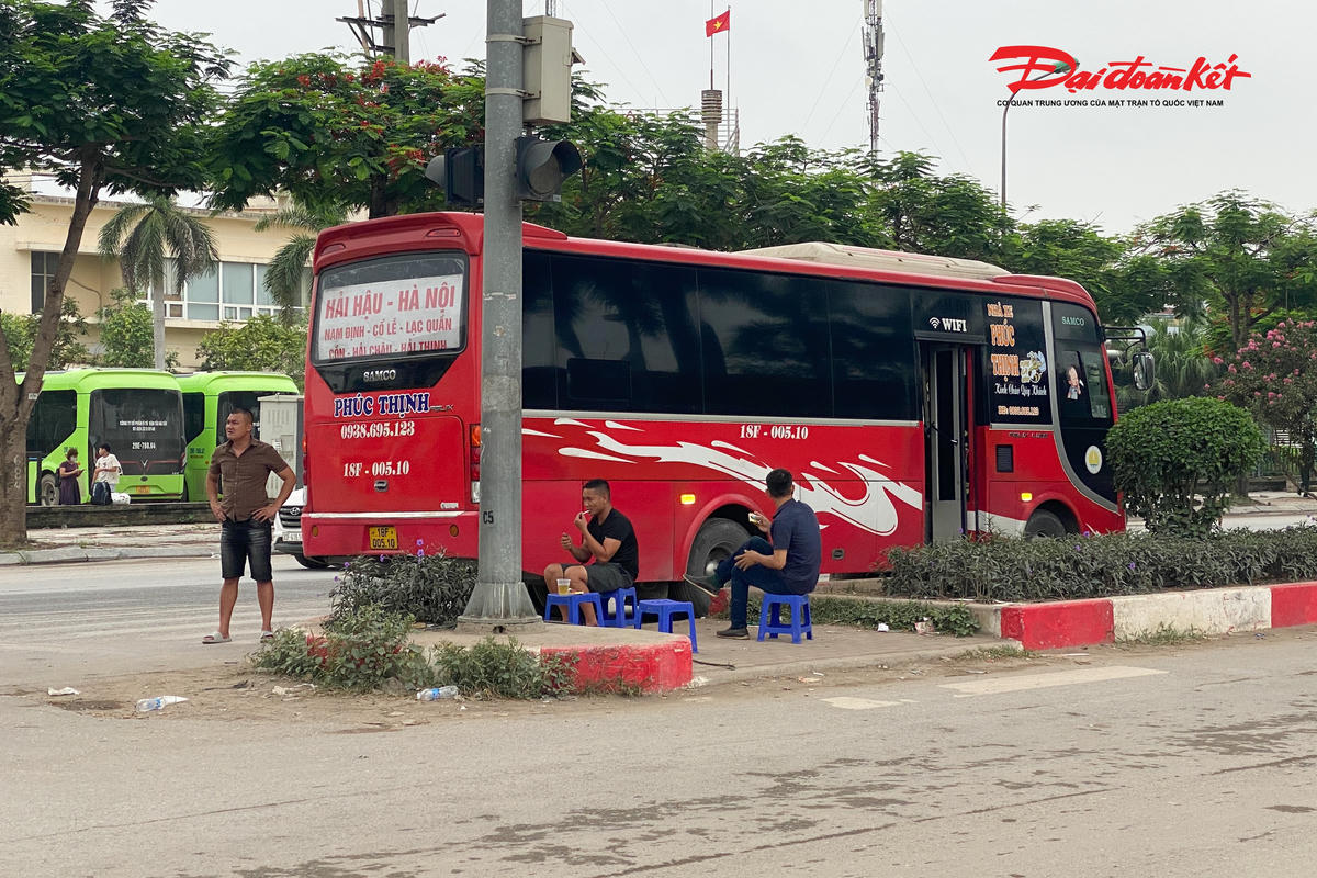 Đáng chú ý, xe khách Phúc Thịnh chạy tuyến Hải Hậu - Hà Nội không chỉ dừng đỗ giữa đường trong thời gian dài mà còn bật đèn cảnh báo, kê bàn ngay tại dải phân cách để ngồi uống trà đá, chờ gom khách. Hình ảnh này diễn ra công khai giữa tuyến đường có lưu lượng giao thông đông đúc, bất chấp các quy định về dừng, đỗ xe.