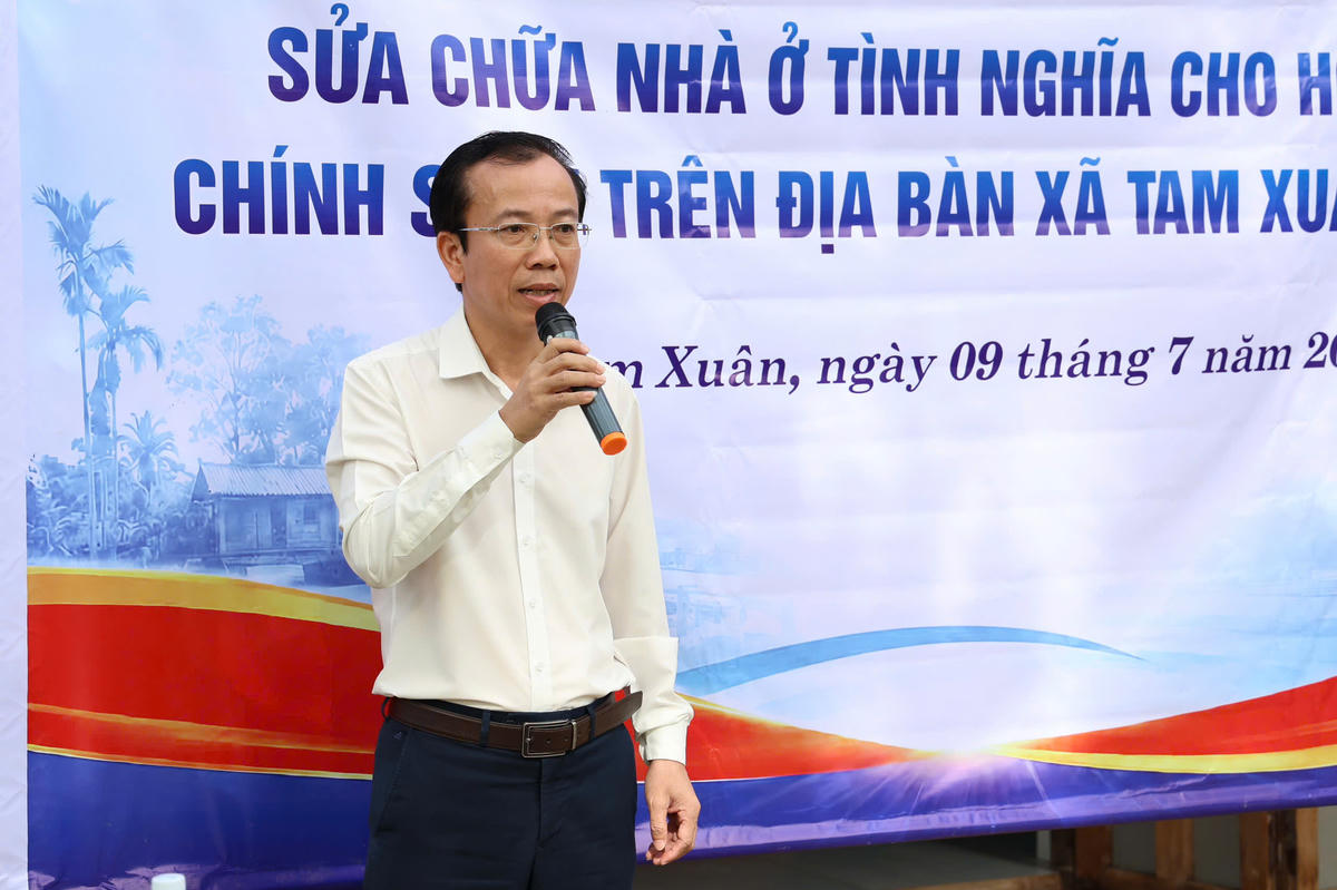 Ông Hoàng Ngọc Thạch, Phó Chánh Văn phòng Tổng Công ty Điện lực miền Trung (EVNCPC) phát biểu tại lễ khởi công. Ảnh: Phương Nam.