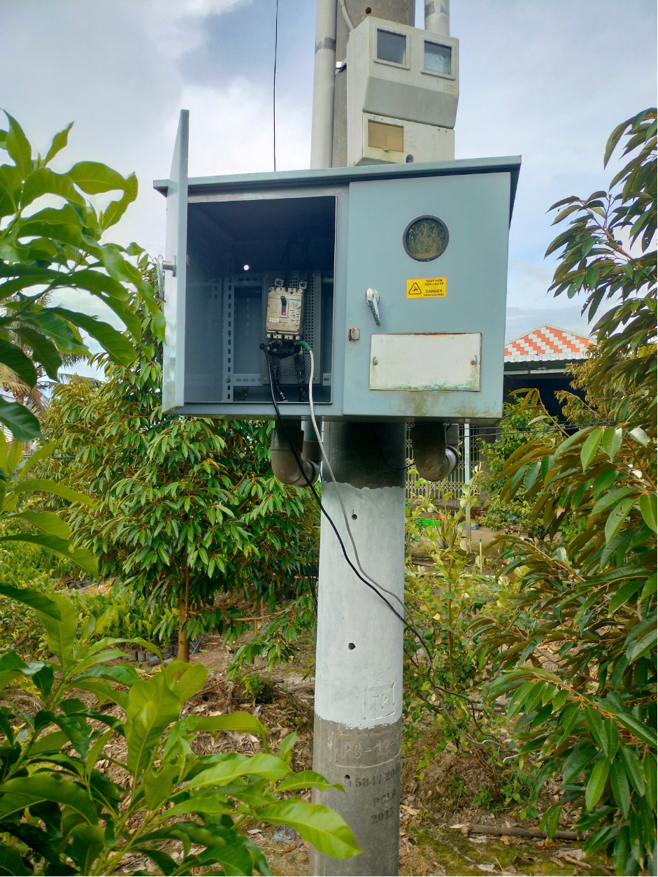 Hành vi dùng dây dẫn đấu nối vào Aptomat trạm biến áp của ngành điện dẫn vào nhà để sử dụng (không qua công tơ đo đếm) tại Tây Ninh.