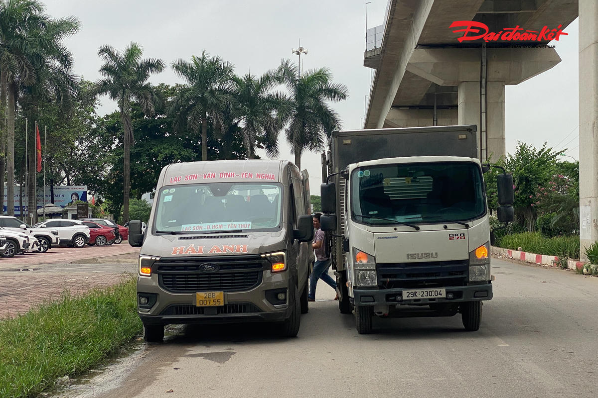 Xe khách dừng đón khách trước cổng Bến xe Yên Nghĩa, tiềm ẩn nguy cơ mất an toàn