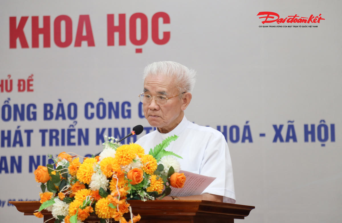 Linh mục Trần Xuân Mạnh - Chủ tịch Trung ương Ủy ban Đoàn kết Công giáo Việt Nam phát biểu tại Hội thảo. Ảnh: Điền Bắc