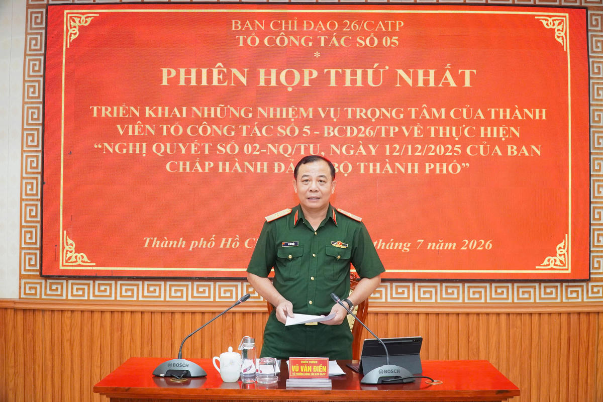 Thiếu tướng Vũ Văn Điền, Ủy viên Ban Thường vụ Thành ủy, Tư lệnh Bộ Tư lệnh TP Hồ Chí Minh chủ trì phiên họp. Ảnh: Nguyên Phú.