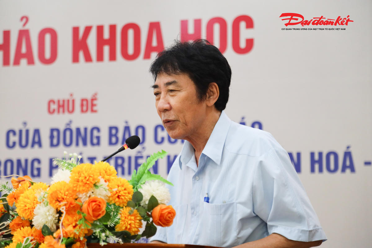 Thạc sĩ Lê Minh Khánh - Phó Vụ trưởng Vụ Dân tộc và Tôn giáo (Ban Tuyên giáo và Dân vận Trung ương) trao đổi về việc phát huy vai trò của đồng bào Công giáo Bắc Trung Bộ trong công tác đối ngoại nhân dân, góp phần phát triển kinh tế, văn hóa - xã hội gắn với bảo đảm quốc phòng, an ninh. Ảnh: ĐB