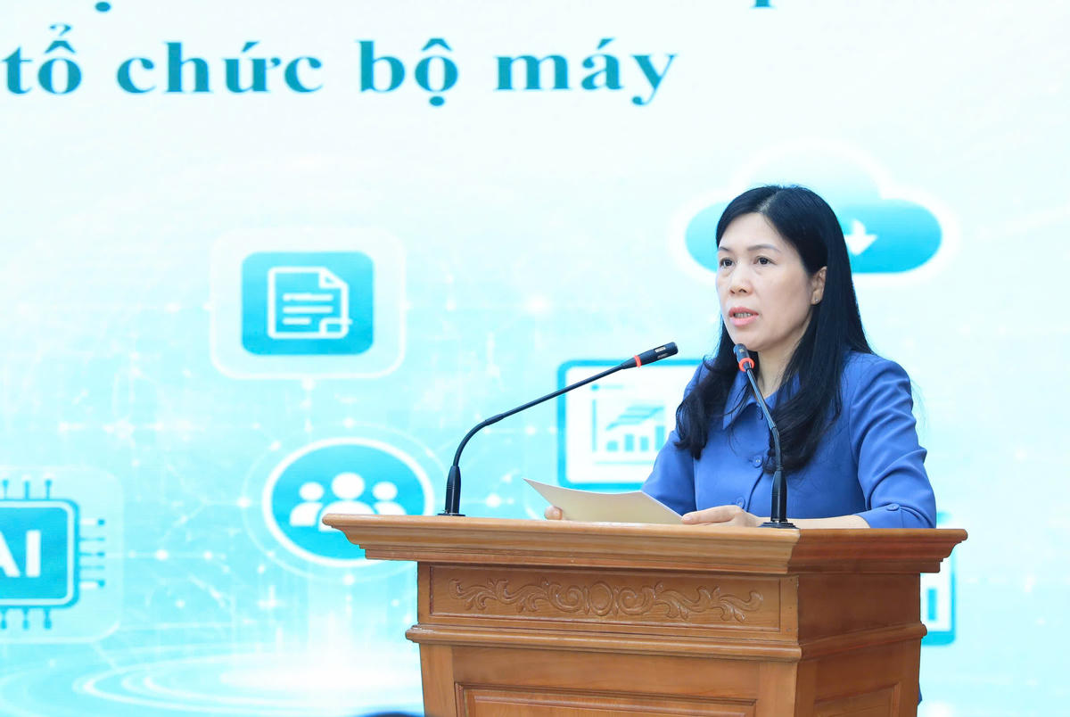 Phó Chủ tịch Thường trực Ủy ban MTTQ Việt Nam thành phố Hà Nội Trần Thị Phương Hoa báo cáo tại hội nghị. Ảnh: PV