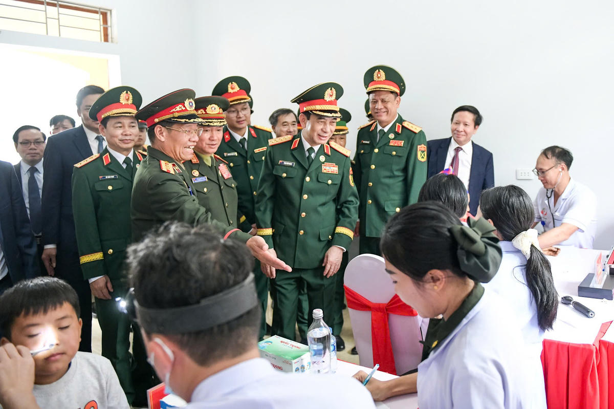 Đại tướng Phan Văn Giang và Đại tướng Khamliang Outhakaysone tham quan hoạt động khám, chữa bệnh, cấp phát thuốc miễn phí. Ảnh: Nam Trần