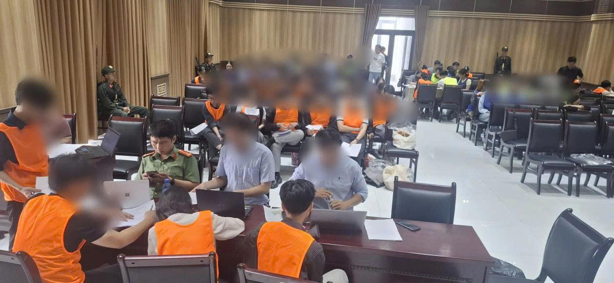 Công an TP Đà Nẵng đang lấy lời khai các đối tượng trong đường dây lừa đảo chiếm đoạt hơn 11 tỷ đồng qua tiền ảo. Ảnh: CA Đà Nẵng.
