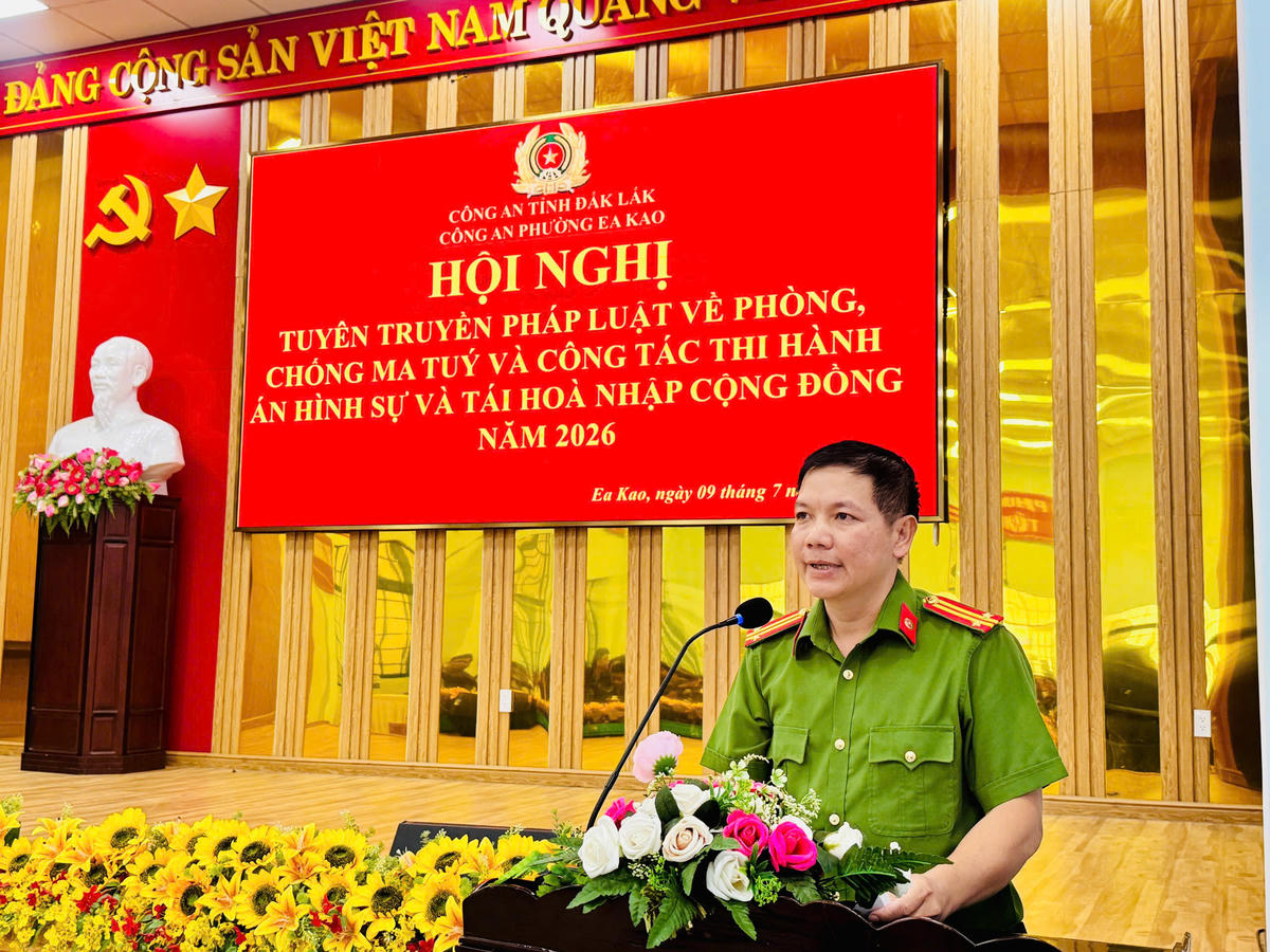 Trung tá Phạm Quang Sang, Phó Trưởng Công an phường Ea Kao phát biểu khai mạc. Ảnh: Thanh Nga.