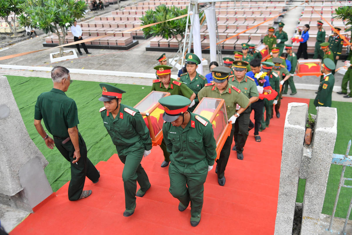 Từng quách hài cốt được nâng niu, di chuyển trong đội hình nghiêm trang, thể hiện sự tri ân sâu sắc của những người đang sống đối với các anh hùng liệt sĩ đã ngã xuống vì độc lập, tự do của dân tộc.