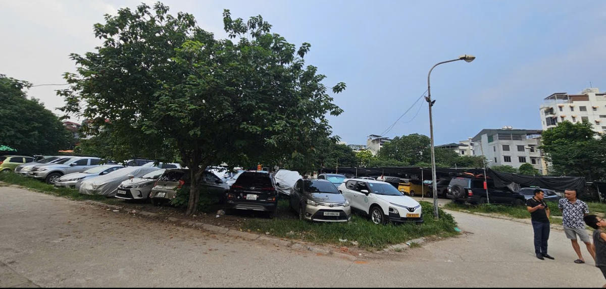 Bãi trông giữ ô tô "mọc" lên tại khu đất tiềm ẩn nguy cơ cháy nổ, người dân đã nhiều lần phản ánh tới chính quyền địa phương nhưng vẫn không bị xử lý. Ảnh: Đạt Lê