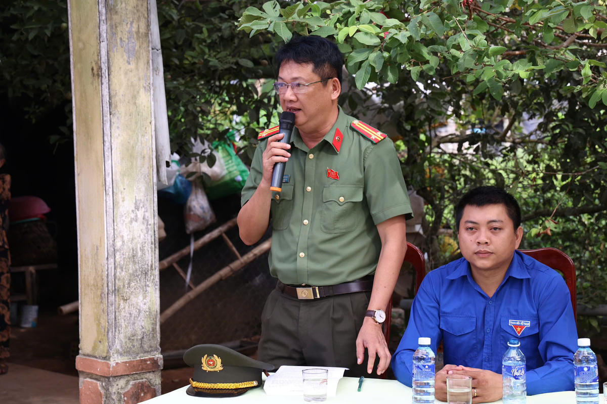 Trung tá Nguyễn Ngọc Hòa - Phó Trưởng Công an xã Tam Xuân phát biểu tại buổi lễ. Ảnh: Phương Nam.