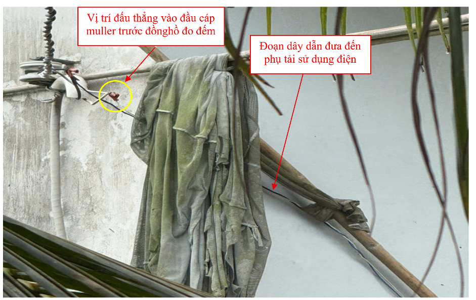 Hành vi câu móc sử dụng điện bất hợp pháp đối với công tơ điện lắp trong nhà.