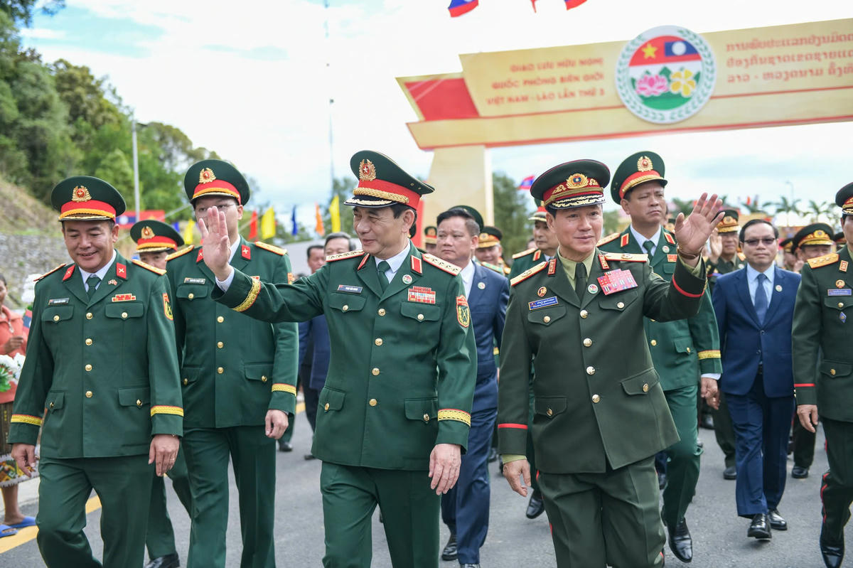 Đại tướng Phan Văn Giang, Phó Thủ tướng, Bộ trưởng Bộ Quốc phòng và Đại tướng Khamliang Outhakaysone, Phó Thủ tướng, Bộ trưởng Bộ Quốc phòng Lào. Ảnh: Nam Trần