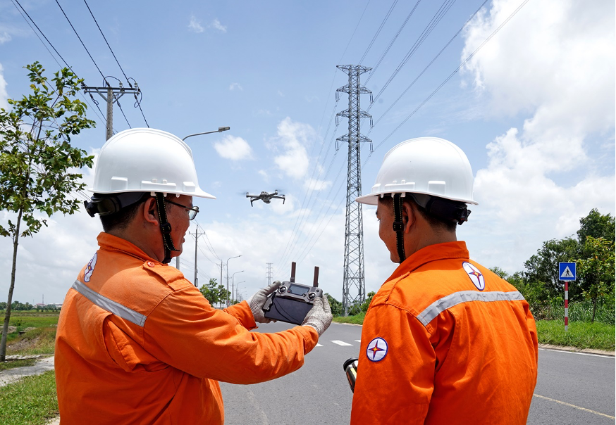 Nhân viên EVNSPC ứng dụng flycam trong kiểm tra lưới điện.