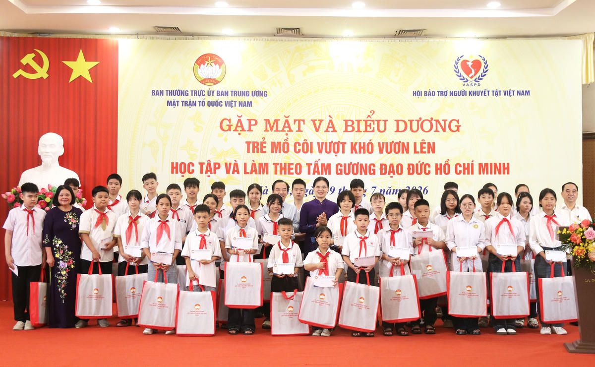 Phó Chủ tịch - Tổng Thư ký Hà Thị Nga tặng quà cho các trẻ em mồ côi tại buổi gặp mặt.