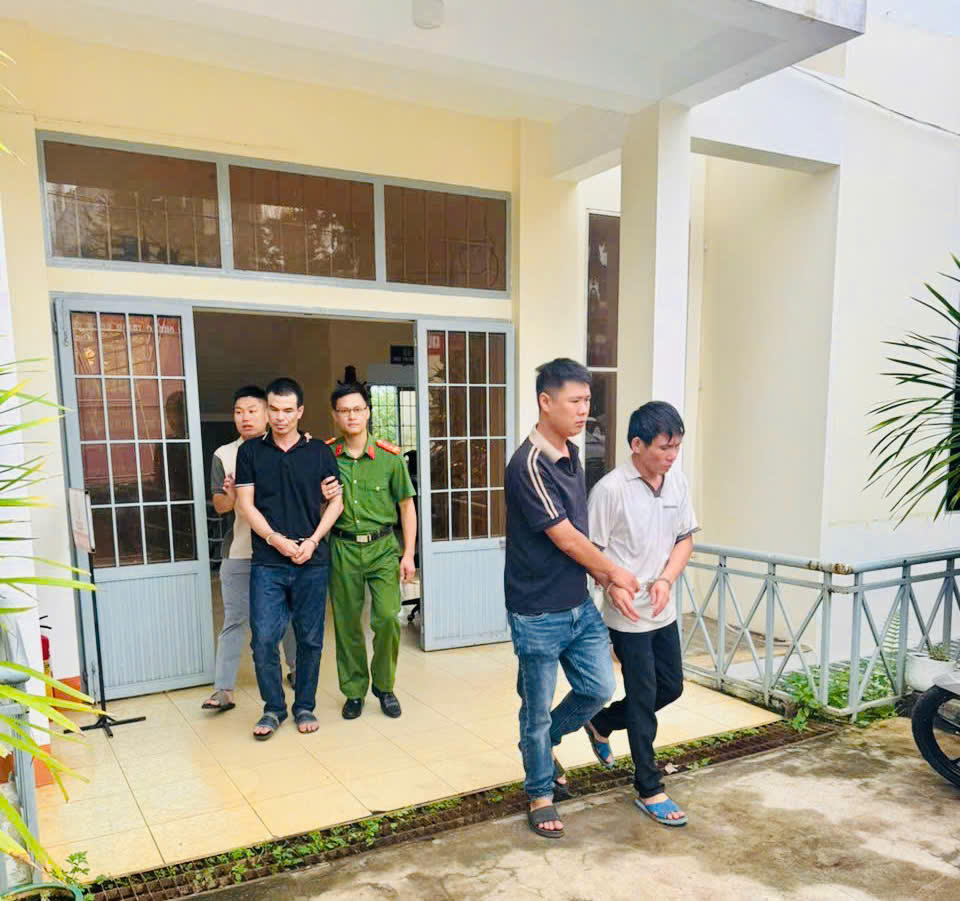 Công an phường Ea Cao áp giải các đối tượng vi phạm pháp luật về ma túy. Ảnh: CA.